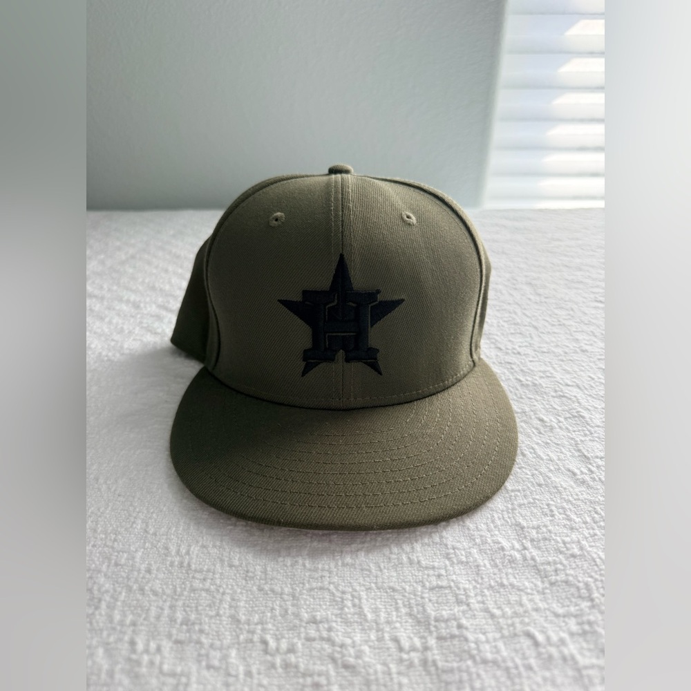 SOLDNew Era 59FIFTY Houston Astros MLB Cap Size 7 1/4 Olive Green Cap w Black